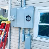 Servicio con varios medidores en el exterior de una casa