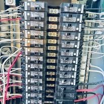Panel de breakers con cableado ordenado