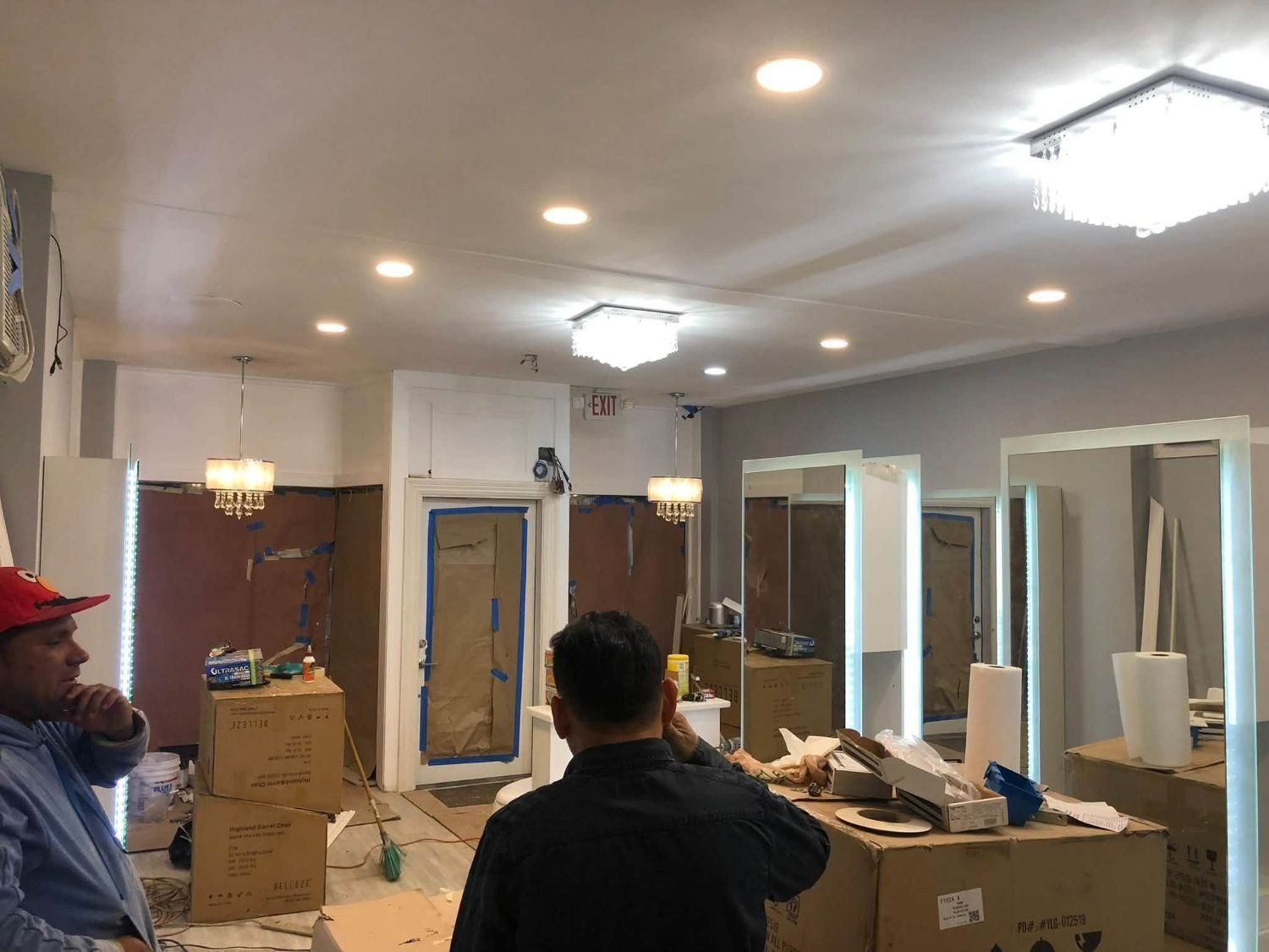 Renovación de un salón con luces empotradas, candelabros y espejos iluminados
